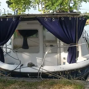 Entier Sur Bateau Bateau-hôtel